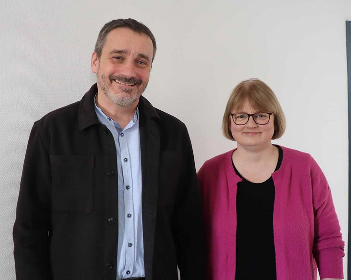 Aus dem Einsatz im Ahrtal entstand ökumenische Krisenintervention an Schulen: Anke Lind und Thomas Stephan helfen als Notfallseelsorger*innen mit einem ökumenischen Team der Evangelischen Kirche der Pfalz und des Bistums Speyer Schülerinnen und Schülern sowie Lehrkräften. Foto: Florian Riesterer