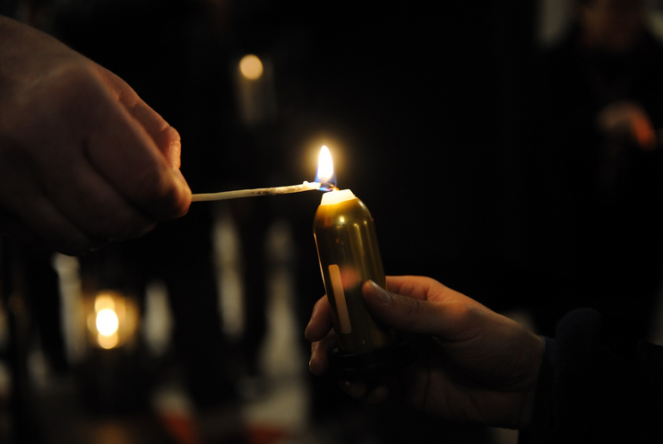 Das Friedenslicht wird jedes Jahr von einem Kind in der Geburtsgrotte Jesu in Bethlehem entzündet und in viele Länder getragen. Foto: Ralf Adloff