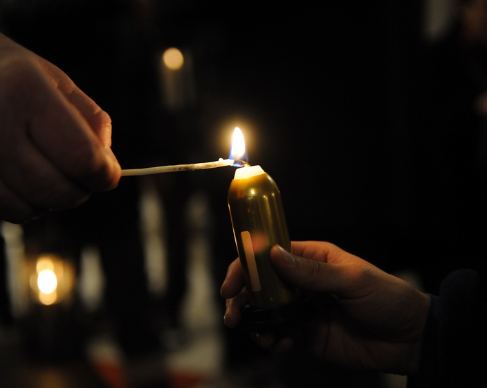 Das Friedenslicht wird jedes Jahr von einem Kind in der Geburtsgrotte Jesu in Bethlehem entzündet und in viele Länder getragen. Foto: Ralf Adloff