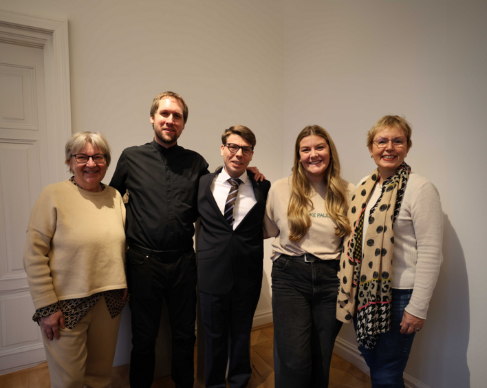 Erhalten die Ernennungsurkunde: Drei neue Pfarrer*innen in der Evangelische Kirche der Pfalz (v. l.: Kirchenpräsidentin Dorothee Wüst, Alexander Mannschatz, Tobias Maurer, Meredith Schellhaas, Oberkirchenrätin Marianne Wagner) Foto: lk/Riesterer