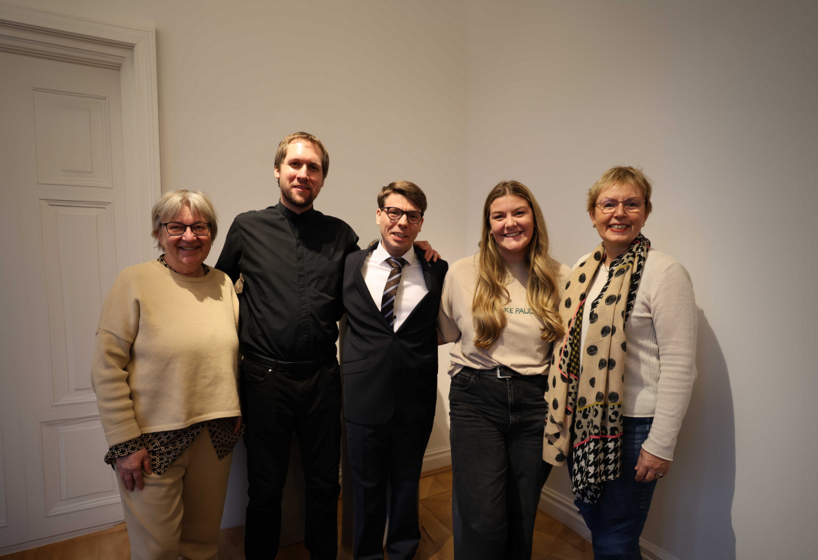 Erhalten die Ernennungsurkunde: Drei neue Pfarrer*innen in der Evangelische Kirche der Pfalz (v. l.: Kirchenpräsidentin Dorothee Wüst, Alexander Mannschatz, Tobias Maurer, Meredith Schellhaas, Oberkirchenrätin Marianne Wagner) Foto: lk/Riesterer