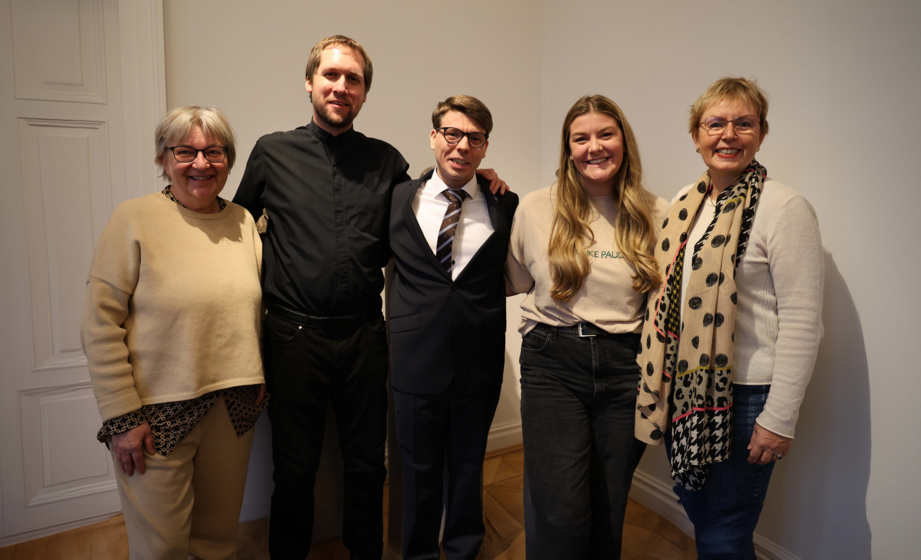 Erhalten die Ernennungsurkunde: Drei neue Pfarrer*innen in der Evangelische Kirche der Pfalz (v. l.: Kirchenpräsidentin Dorothee Wüst, Alexander Mannschatz, Tobias Maurer, Meredith Schellhaas, Oberkirchenrätin Marianne Wagner) Foto: lk/Riesterer