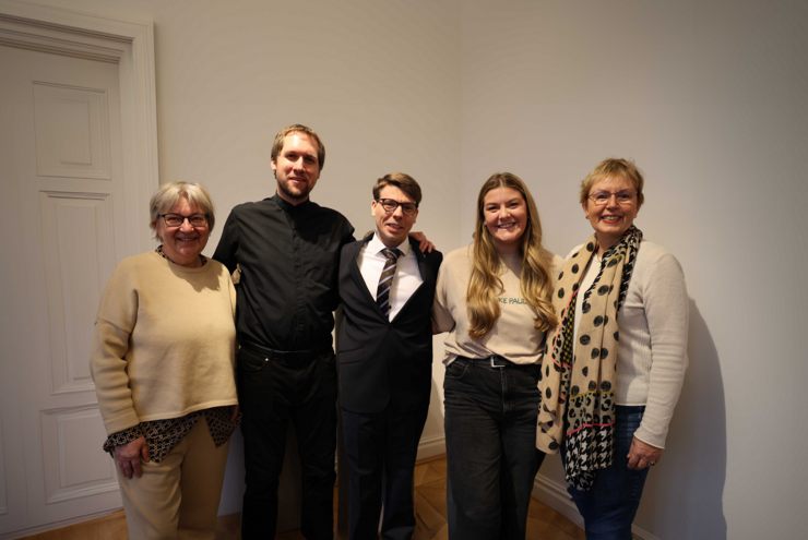 Erhalten die Ernennungsurkunde: Drei neue Pfarrer*innen in der Evangelische Kirche der Pfalz (v. l.: Kirchenpräsidentin Dorothee Wüst, Alexander Mannschatz, Tobias Maurer, Meredith Schellhaas, Oberkirchenrätin Marianne Wagner) Foto: lk/Riesterer