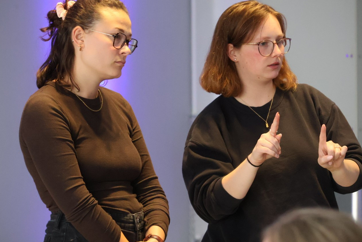 2 Frauen gebärden