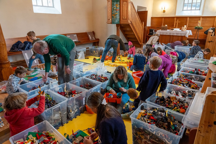 Verbindet Generationen: Die Legokrippenbau-Aktion in Queichhambach. Foto: Stefan Mendling