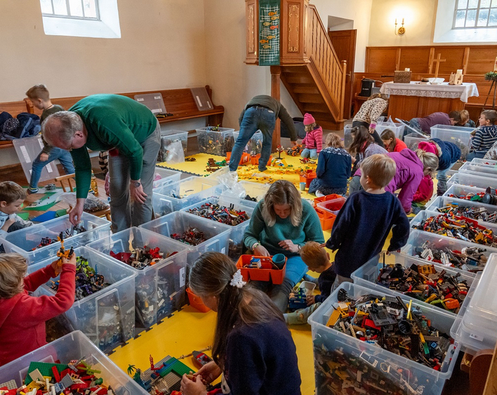 Verbindet Generationen: Die Legokrippenbau-Aktion in Queichhambach. Foto: Stefan Mendling